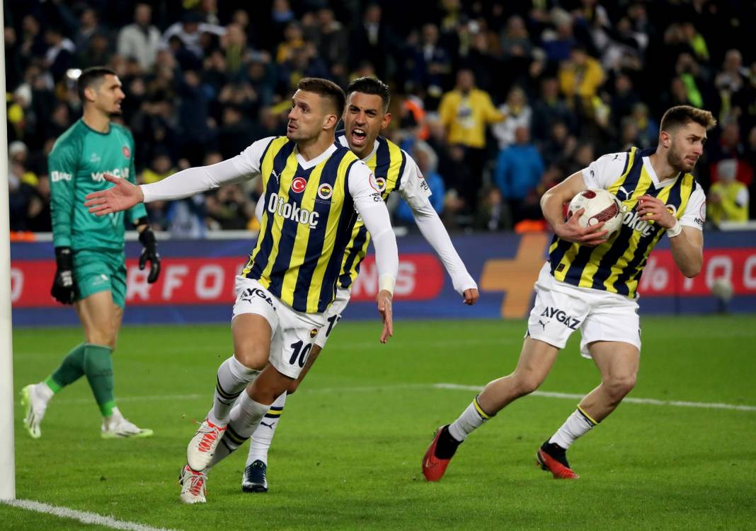 Fenerbahçe Fatih Karagümrük maçından çok özel fotoğraflar: Geri dönüş coşkusu tribünlere böyle yansıdı 63
